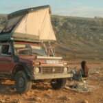 campement-dans-le-desert-avec-une-triup-scaled