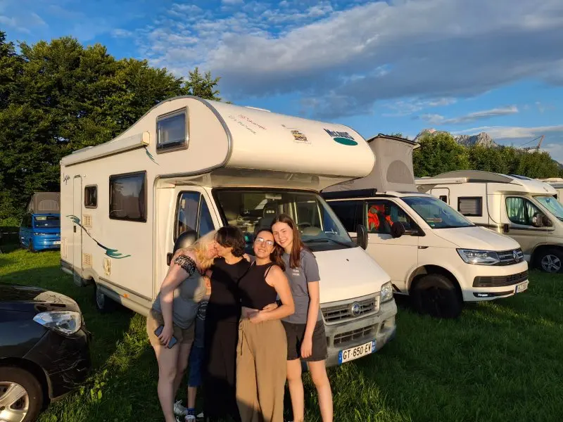 en famille dans une aire de camping car